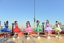 安宅丸船上でライブパフォーマンスを披露するチームしゃちほこ。