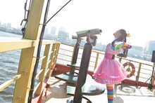 甲板でタイタニックごっこをする安藤ゆず。この間にほかのメンバーは全員船内に戻ってしまいひとりぼっちに。