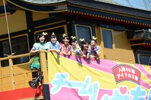 大漁旗をかけ安宅丸をジャックしたチームしゃちほこ。