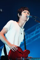 光村龍哉（Vo, G）（撮影：岡田貴之）