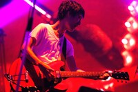 光村龍哉（Vo, G）（撮影：岡田貴之）