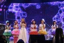 赤い公園とももいろクローバーZによる“赤クロ”。