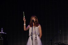 「有安杏果推しのモノノフ」と自前のサイリウムを取り出した佐藤千明（Vo, Key / 赤い公園）。