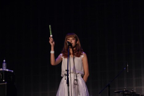 「有安杏果推しのモノノフ」と自前のサイリウムを取り出した佐藤千明(Vo, Key / 赤い公園)。