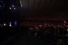 赤のサイリウムで染まった、赤い公園のパフォーマンス時の様子。