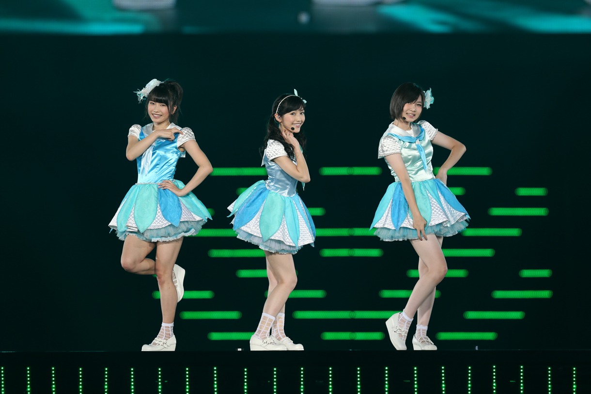 ミルクプラネット（横山由依、渡辺麻友、岩田華怜）による「セーラーゾンビ」歌唱の様子。 (c)AKS