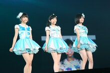 ミルクプラネット（横山由依、渡辺麻友、岩田華怜）による「セーラーゾンビ」歌唱の様子。 (c)AKS