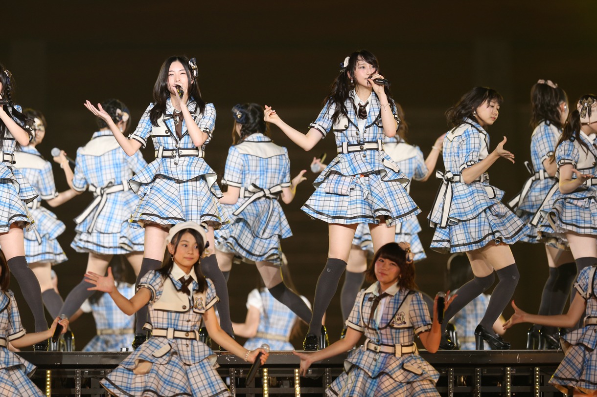 SKE48による「不器用太陽」歌唱の様子。 (c)AKS