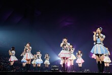 HKT48による「桜、みんなで食べた」歌唱の様子。 (c)AKS