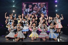 HKT48による「桜、みんなで食べた」歌唱の様子。 (c)AKS