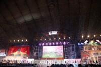 AKB48グループ選抜メンバーによる「桜の木になろう」歌唱の様子。 (c)AKS