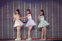 柏木由紀、小嶋陽菜、松井玲奈による「ジッパー」歌唱の様子。 (c)AKS