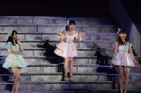 柏木由紀、小嶋陽菜、松井玲奈による「ジッパー」歌唱の様子。 (c)AKS