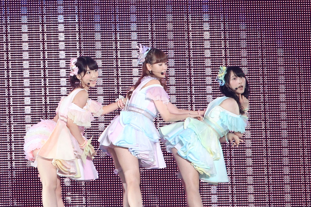 柏木由紀、小嶋陽菜、松井玲奈による「ジッパー」歌唱の様子。 (c)AKS