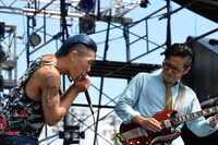 左から千賀太郎（Vo, Harp）、藤倉嗣久（Vo, G）