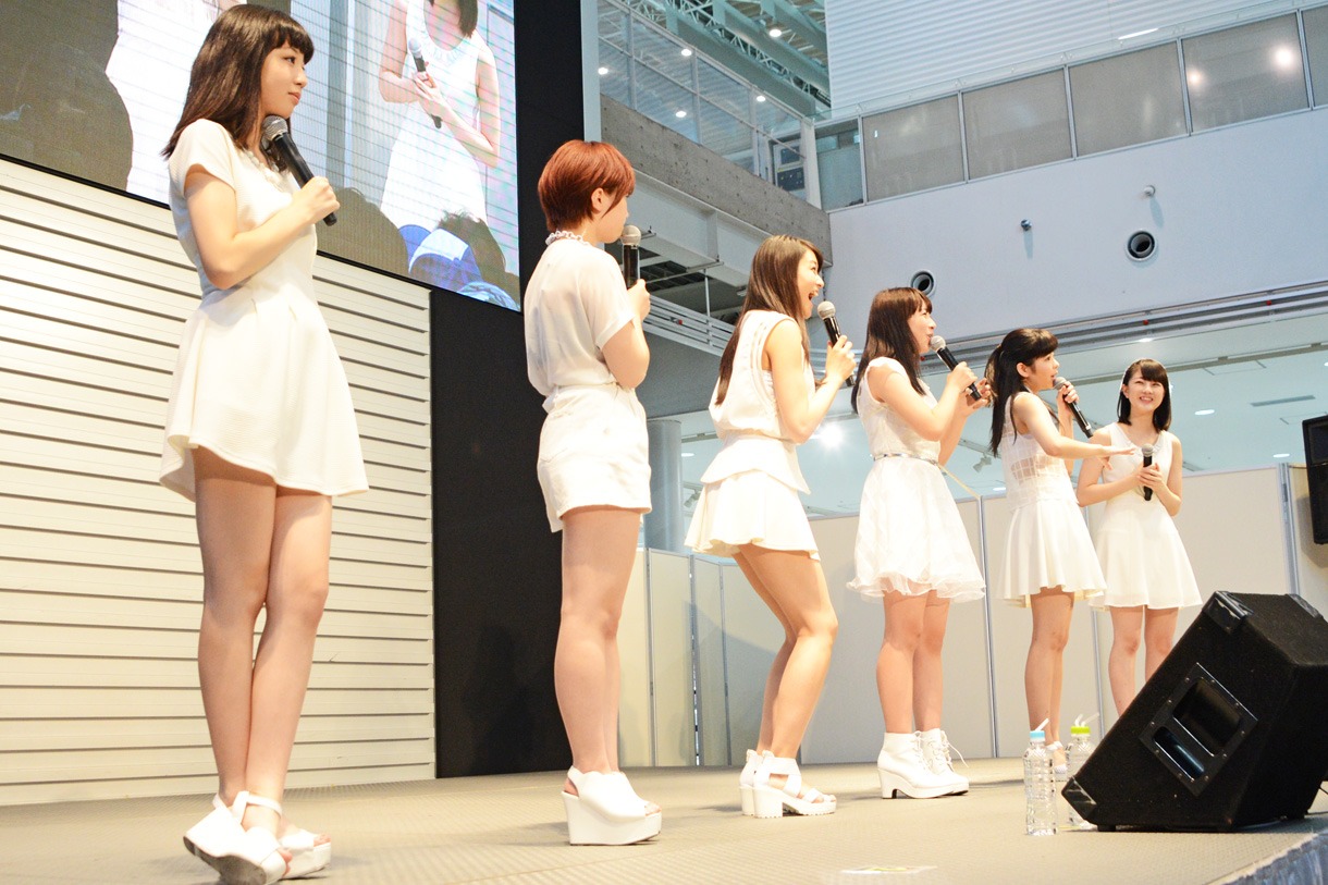 スマイレージ「嗚呼 すすきの / 地球は今日も愛を育む」リリースイベントの様子。