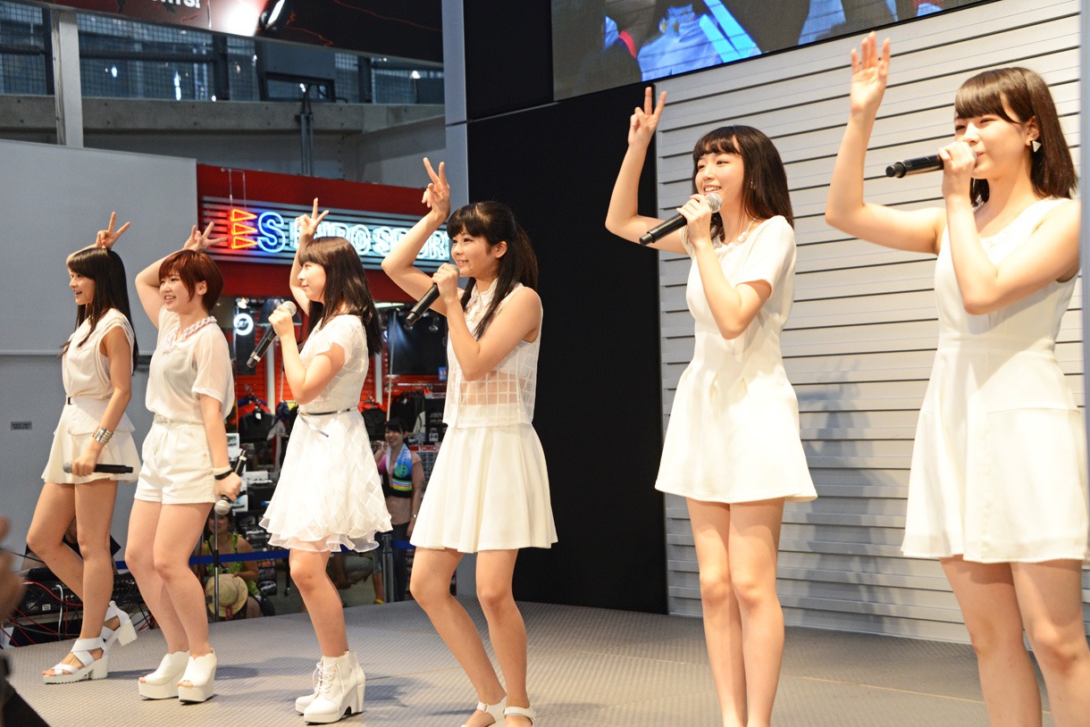 スマイレージ「嗚呼 すすきの / 地球は今日も愛を育む」リリースイベントの様子。