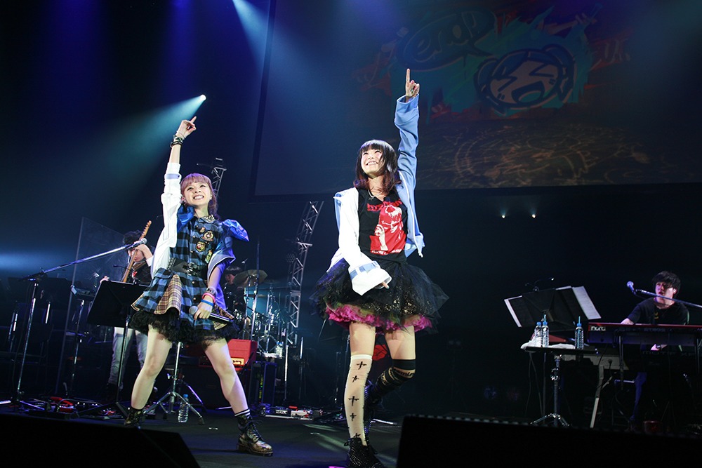 左からメイリア、LiSA（photo by Kobayashi TAXI）。