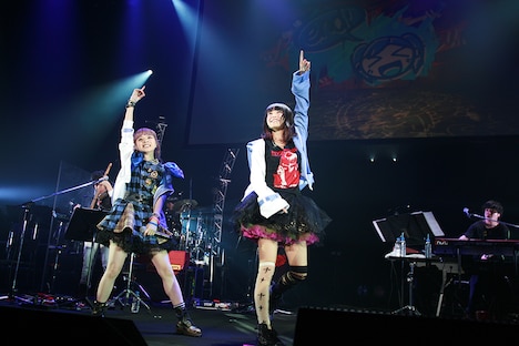 左からメイリア、LiSA（photo by Kobayashi TAXI）。