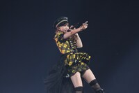 「ハートエレキ」歌唱の様子。 (c)AKS