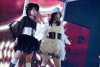 「Bird」歌唱の様子。 (c)AKS