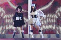 「Bird」歌唱の様子。 (c)AKS