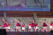 「アイドルなんで呼ばないで」歌唱の様子。 (c)AKS