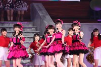 「アイドルなんで呼ばないで」歌唱の様子。 (c)AKS