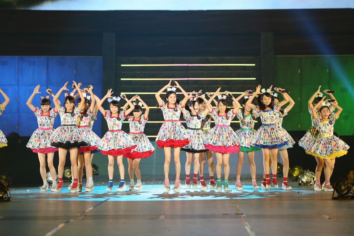 チーム8による「47の素敵な街へ」歌唱の様子。 (c)AKS