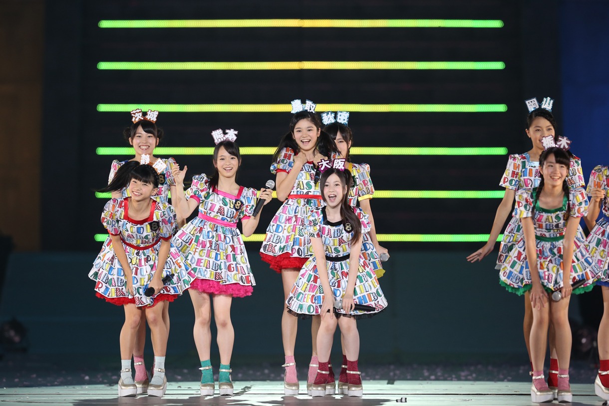 チーム8による「47の素敵な街へ」歌唱の様子。 (c)AKS