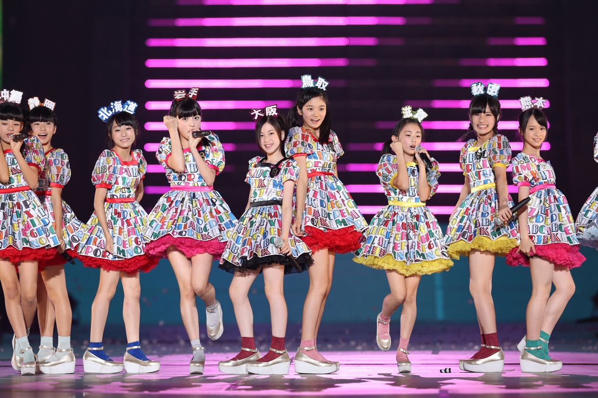 チーム8による「47の素敵な街へ」歌唱の様子。 (c)AKS