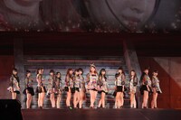 ネクストガールズによる「ひと夏の反抗期」歌唱の様子。 (c)AKS