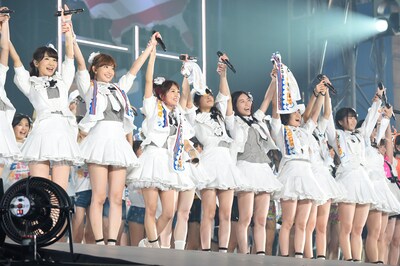 コンサートラストでメンバー全員で手をつなぎ「ありがとうございました！」と挨拶するAKB48グループメンバー。 (c)AKS