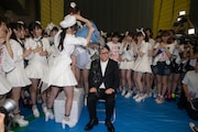 「ALSアイス・バケツ・チャレンジ」で氷水をかぶる秋元康。 (c)AKS