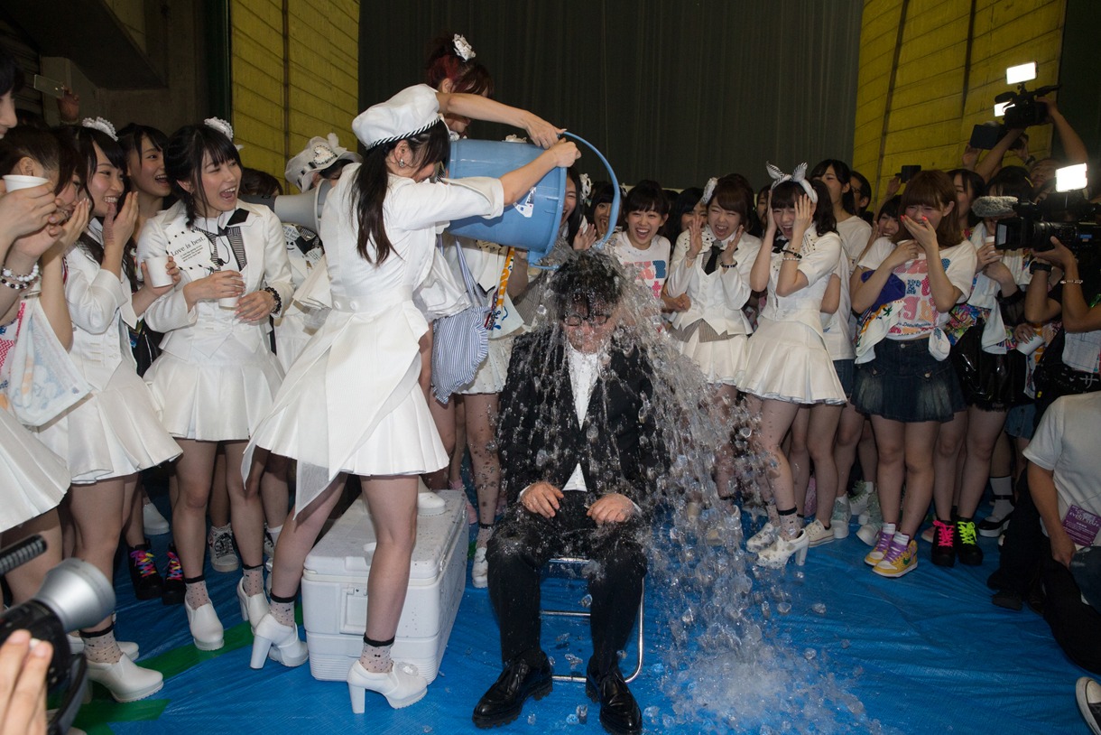 「ALSアイス・バケツ・チャレンジ」で氷水をかぶる秋元康。 (c)AKS