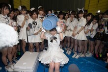 「ALSアイス・バケツ・チャレンジ」で氷水をかぶる渡辺麻友。 (c)AKS