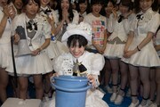「ALSアイス・バケツ・チャレンジ」で氷水をかぶる渡辺麻友。 (c)AKS