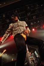 マイケル・ジャクソンの扮装をして踊る宮野大介（ HERE）。（撮影：高畠正人）