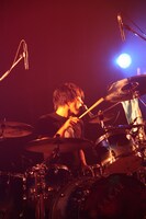 疋田武史（Dr / アルカラ）（撮影：高畠正人）