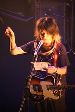 HEREへの手紙を読み上げる稲村太佑（G, Vo / アルカラ）。（撮影：高畠正人）