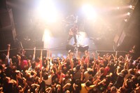 アルカラのライブの様子。（撮影：高畠正人）
