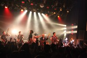 アルカラがゲスト参加したHEREのライブの様子。（撮影：高畠正人）