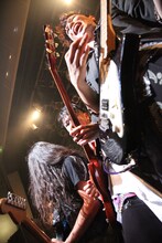 アルカラがゲスト参加したHEREのライブの様子。（撮影：高畠正人）