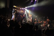 アルカラがゲスト参加したHEREのライブの様子。（撮影：高畠正人）