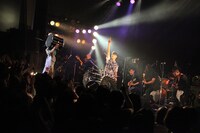 アルカラがゲスト参加したHEREのライブの様子。（撮影：高畠正人）