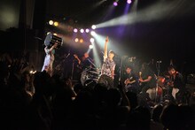 アルカラがゲスト参加したHEREのライブの様子。（撮影：高畠正人）
