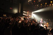 アルカラがゲスト参加したHEREのライブの様子。（撮影：高畠正人）