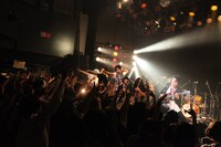アルカラがゲスト参加したHEREのライブの様子。（撮影：高畠正人）