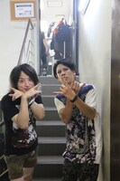 終演後の稲村太佑と尾形回帰。（撮影：高畠正人）