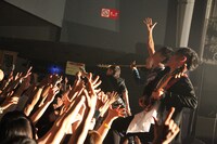 HEREのライブの様子。（撮影：高畠正人）